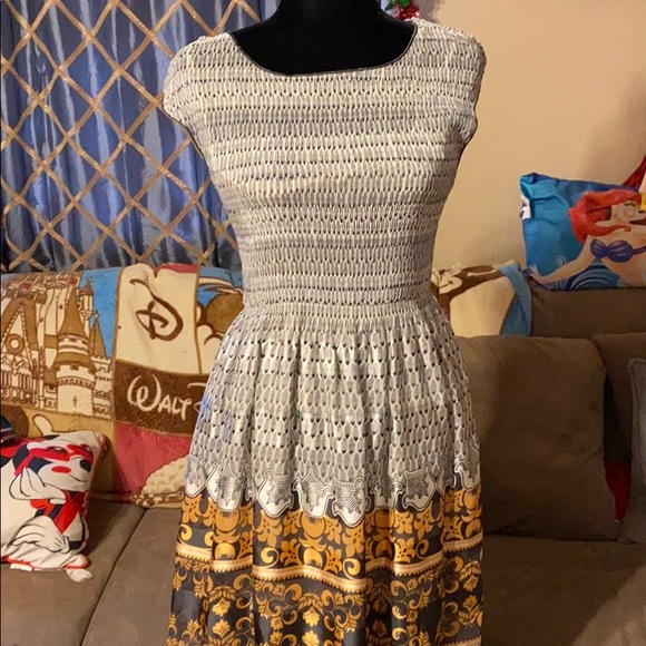 Beautiful below the knee dress - Picture 4 of 5